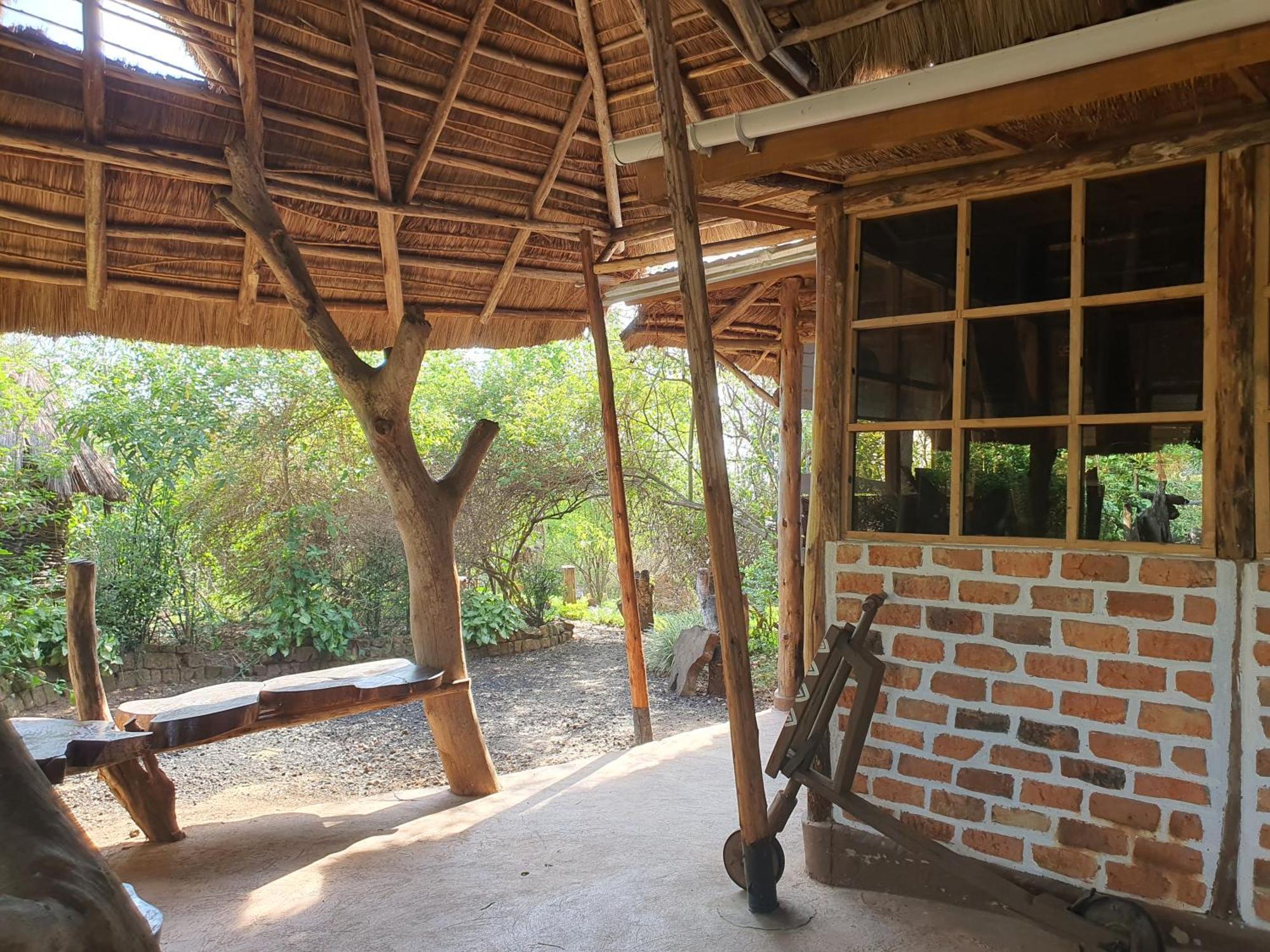 Topi Lodge Katunguru Buitenkant foto