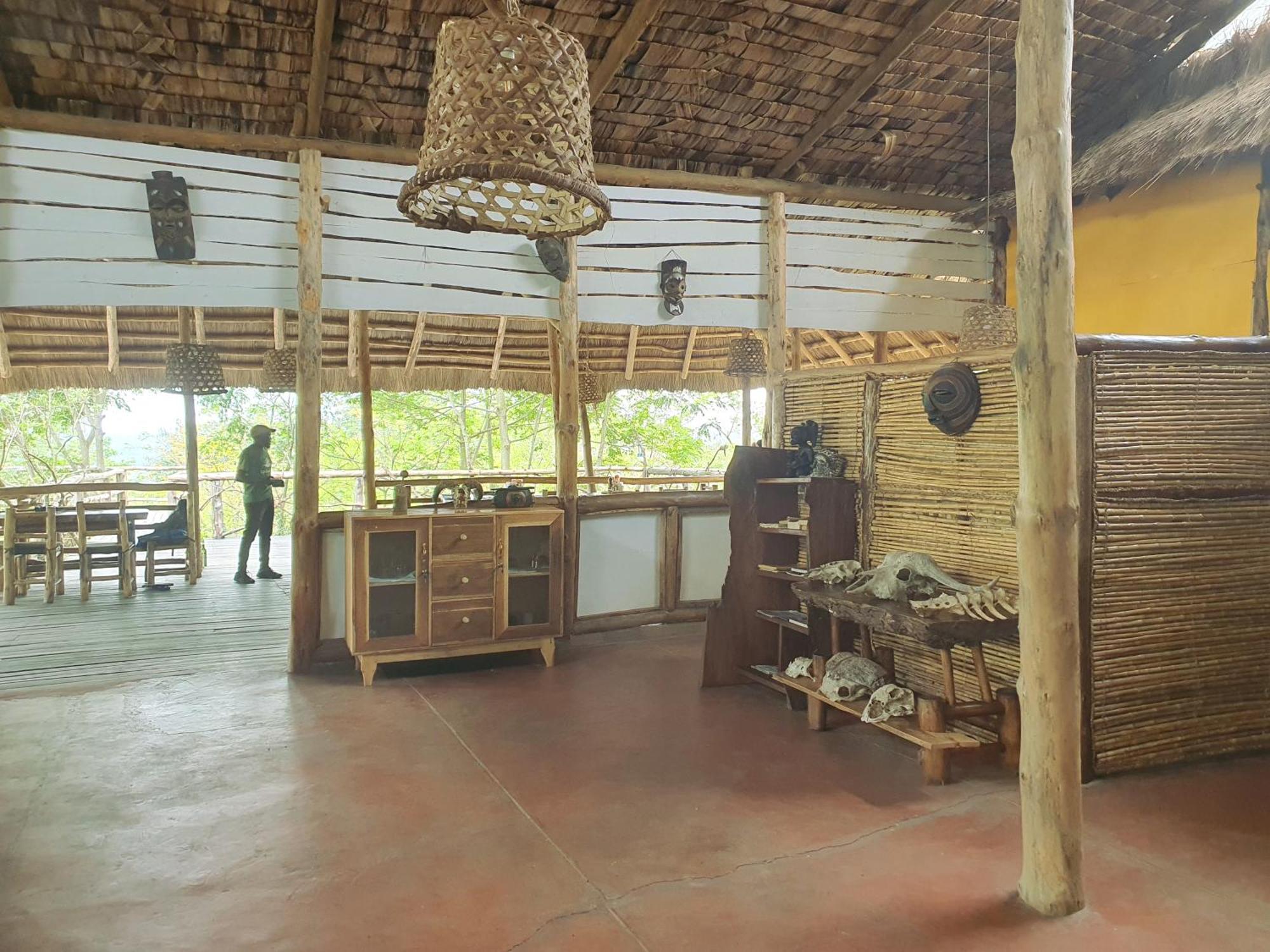 Topi Lodge Katunguru Buitenkant foto